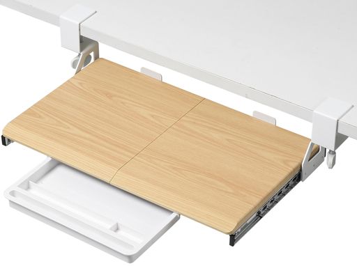 【製品仕様】幅500mm(クランプを含めて606mm) x 奥行き300mm 材質:パーチクルボード(メラミン化粧板) 耐荷重15KG ※耐荷重は測定値であり、保証値ではありません。 【スライドスムーズに】 合金製のスライドラックにより、抜き差しもスムーズに行えて、機能性も抜群です。キーボードトレイは机の端から220mm伸長します。使用しないときはテーブルの下に簡単に収納できます。作業効率を向上させながらも、姿勢を正すことで操作がしやすく、長時間の作業が快適になります。 【後付けクランプ式】本製品は、穴を開けず、デスクにクランプで簡単に取付ができる!テーブルを壊さず、クランプ式で簡単設置。 取り外しや位置の移動も、気軽にできます。また、ペンケースが付属しているため、デスクトップスペースを充実させ、複雑さを軽減することができる。 【エルゴノミーデザイン】 人間工学に基づいたデザインにより、PC作業をする時に、両手をリラックスさせ、身体と画面の間の距離を一定に保つことができます。 天板の端は、斜面の設計により、長時間のデスクワークでの手首や腕の疲れを軽減します。 【安心保証】必要なツールをすべて含みます。
