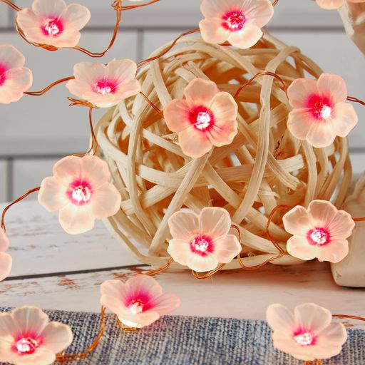 【ソーラーチェリーフラワー屋外ストリングライト】各アイコンは本物の桜のサイズで、1x1フィートです。花のアイコンは色のグラデーションで手描きされています。ライトのストリング全体は、他の庭の装飾に簡単にフィットします。フラワーシェイプライトはそれぞれ頑丈な銅線に取り付けられており、様々な姿勢で簡単に形を整え、維持することができます。 【高品質ソーラーパネル、IP65防水LEDストリングライト】フル充電で8時間の稼働時間。ソーラーパネルのボタンには、8種類の点滅オプションがあります。銅線は柔軟で目立たず、木、デッキ、フェンス、ミニチュア、彫刻など、庭の他の装飾と創造的にアレンジすることができます。 【より良い品質と誰にとっても安全】当社は他の製品の直径0.38の代わりに直径0.45の銅線を使用しており、より耐久性があります。このワイヤーは熱くならず、ランプワイヤーが損傷したり破損したりしても漏れがなく、子供やペットの近くで非常に安全な装飾ライトです。 【複数の使用シーン】従来のゴム製ワイヤーライトとは異なり、銅線はチップを介して制御されるため、より多くの機能を備えています。ワイヤーは薄型です。