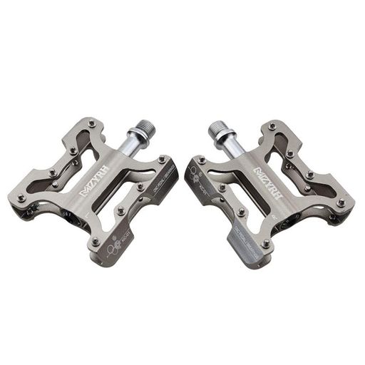 【スピンドル】:CNCはクロムモリブデンを機械加工。軽量と高強度なアルミ製で、使用時間が長いです。より良い自転車ペダルです。 【ベアリング】:封印されたDUブッシング。日常の泥と水と塵は入りません。サイクリング中、異常な音がありません。 【滑り止め】:16枚滑り止め釘(片面8)、グリップ抜群、より高効率なサイクリングが出来ます。 【仕様】車軸:9/16本体:アルミニウム。サイズ:横幅80mmx縦幅105mm(有効踏面85mm)x厚み18mm。重量:296g。 【適用】BMXバイク、折りたたみ自転車、マウンテンバイク、ロードバイク、一輪車、都市バイクなどに適用です。