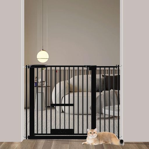 【ペットドア付き】ペットゲートには猫や小型ペットの出入りに便利な小さなドアが付いています。23*22cmのペットドアは小さなペットを通過させることができ、同時に大きなペットを外に遮り、犬がキャットフードや猫用トイレに触れないようにすることができます。この小さなペットドアが開く高さは調節して固定することができます。ロック機能を含む、赤ちゃんとペットがいる家庭にやさしいゲートです。 【3.5cm柵間隔&amp;過密フレーム付き】柵の間隔は3.5cmで、小さなペットや子猫がすり抜け防止ことができる。そして最大限のサイズをご利用する場合は、安全性を高めるために両側からすり抜け防止の過密フレームを取り付けします。2つの過密フレームを使用すると、ドアの隙間を狭めることができます。猫用ゲートに最適の選択です。 【オーペンキープ&amp;オートクローズ】前後90度開閉することが可能でございます。自動開放:90度未満の場合は、自動的に開閉できるオートロックタイプです。 約90度に開くと自動的に固定できる開放機能、開放状態をキープすることができます。スムーズに開けるようにデザインしたスリムハイタイプベビーゲート。