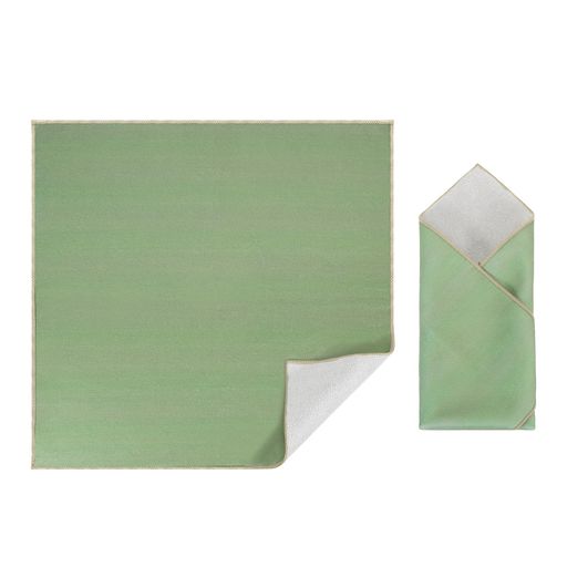 サイズ:550 x 550mm / 21.65 x 21.65インチ (縦x横); カラー:緑; 素材:ポリエステルクロス; 同梱内容:カメラ保護ラップ 1枚。 特徴:保護ラップは傷に強いマイクロファイバー製で、クリーニングクロスとしても使用可能です。非磁性のマジックセルフ接着デザインで機器をダメージから守り、振っても外れません。レンズ収納クロスは液体をはじき、優れた包み込みで機器を衝撃や摩擦から効果的に保護します。 使用方法:模様面を外側に、無地面を内側にして機器に巻き付け、セルフ接着させてください。 用途:カメラ保護ラップはミラー レス一カメラ、DSLR、レンズ、フィルター、ノートパソコン、スマホの保護に最適です。レンズプロテクターの革新的なデザインにより自由に形を変えられ、旅行時、屋外撮影時、日常保管時など様々なアイテムを多目的に保護します。 注意:雨水での使用は推奨しません。手洗いを推奨します。サイズは手作業で計測しているため、多少の誤差があります。