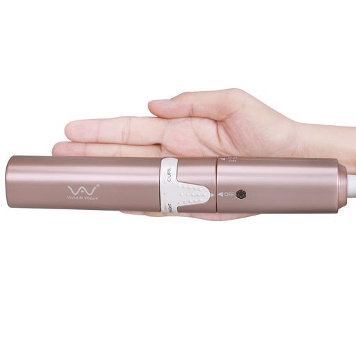 カーリング 回転グリップでモード切替:回転グリップでストレートとカールを切替可能。電源ボタン無し、グリップを回転してストレート/カール状態になったら、電源が入る。操作には超便利! ストレート&amp;カール2way対応:髪をまっすぐに整えられるのはもちろん、カールにしてボリューム感は出す。気分や状況に合わせて、カール、ウェーブ、ストレートなど、さまざまなヘアスタイルを簡単に作り出せる。1本でスタイリング自由自在。 コンパクト!持ち運び便利:わずか234gで長さが21CMの手のひらサイズでミニタイプなヘアアイロン。コンパクトでバッグに入れて持ち運べるので、いつでもどこでもスタイリングが可能です。ミニタイプで、前髪や毛先のお直しにぴったりです。 海外兼用:AC100-240Vの地域で使用できます。電池の内蔵なし、飛行機内持ち込み可能、旅行や出張時の持ち運びが非常に便利です。様々なシーンで大活躍。 キャップ付きで持ち歩きや収納に便利:耐熱性キャップ付きで、外出先でもサッとしまえます。 すばやく温まる:電源を入れてから約60秒で使用可能な温度に到達。時間のない朝でも焦らずにスタイリングできます。