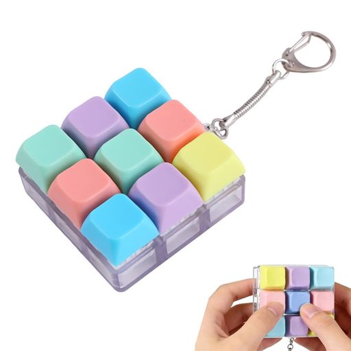 【マカロンカラーx9キー搭載】パステル調のマカロンカラーが落ち着いた雰囲気のキーボード型キーホルダー。9つのキーは独立してカチカチ押せる設計で、見ていても触っていても癒やされるデザインです。(サイズ:約5.7x5.7x2.8cm) 【持ち運びに最適のコンパクト設計】手のひらにすっぽり収まる軽量ボディ。付属の頑丈なキーチェーンでバッグや鍵にすぐ取り付け可能。ポケットやペンケースにも入れやすく、通勤・通学・旅行時に手軽に携帯できます。 【滑らか仕様】頻繁な操作でも変形しにくく、長期間安心してご使用いただけます。表面は滑らかに仕上げられ、指先に優しい肌触りを実現しました。 【電池不要で即時プレイ】配線や設定は一切不要。ボタンを押すだけで軽快なクリック感が楽しめます。手指の軽い運動や集中力アップの補助にもなり、メカニカルキーボード愛好家やゲーム好きへのギフトとしても好評です。 【いつでもどこでもリフレッシュ】会議中・勉強の合間・移動時間など、無意識に触りたくなるフィジェットトイとして活躍。キーホルダーとして常備するだけで、日常のちょっとしたイライラや緊張感を和らげ、気持ちを切り替えるお手伝いをします。