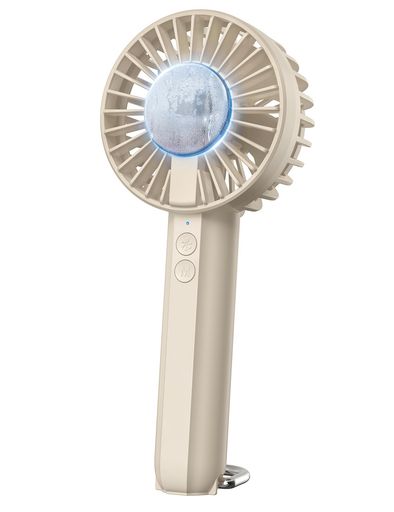 !!注意:過度の充電電圧はバッテリーを損傷する恐れがあります。 5V-2Aの充電プラグをご使用ください。急速充電プラグの使用は避けてください。 【ベルチェ半導冷却プレート・熱中症対策】ハンディファンはベルチェ半導冷却プレートを搭載、暑い夏には冷却機能をオンにして、冷却プレートを首、額、手首などに貼り付けるだけで、心地よく氷のような冷たさが感じられます。 夏には欠かせない便利なアイテム。!!注意:冷却機能は送風機能使用後にのみ使用可能で、単独では使用できません。また、冷却機能を作動させるには、冷却ボタンを押す必要があります。冷感不要の時は取り消すことでより長時間稼働可能。!!冷却効果は肌への冷却のみで、送風を冷風にすることはできません。!! 【3段階風量調節・強力送風】ハンディ扇風機は空気力学に基づいたデザインにより、小型なのに送風は強い。5枚の羽根が搭載されて効率的に送風することができます。3段階の風量が調節できますので、強風で暑い夏でも涼しくなります。電源ボタンを押すだけで風量を変えることができます。 【手持ち/卓上2in1ミニファン】携帯扇風機は手持ち扇風機・卓上扇風機2つの機能を同時に兼ね備えています。