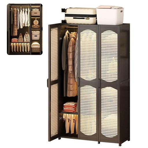 【製品仕様】サイズ:幅85✕奥行き44✕高さ160cm素材:天然竹 【大容量ワードローブ】この大容量のワードローブは、奥行き44cmの広々とした空間で、大人の服でも子供の服でも、すべてしっかり収納でき、漏れ出ることはありません。衣類を掛けるだけではなく、物品や布団なども収納できる便利な家具です。収納スペースが区切られているため、物品の種類ごとに分けて収納できます。 【扉付き】ワードローブは細密な藤編りの扉で作られており、通気性に優れ、カビ、ほこり、虫を避けます。衣類の保護だけでなく、嫌な臭いも防ぎます。衣類を清潔で衛生的な状態に保ちます。お手入れも簡単で、汚れている場合は、湿らせた布で直接拭いてください。 【パンツラック】このワードローブには、長いズボンやマフラーなどを収納できる専用のパンツラックがあります。スペースを有効活用できるので、お部屋はいつも片付いた状態を保てます。 【お客様組立】詳しい説明書と組み立て工具をお渡ししますので、簡単に組み立てることができます。設置の手順通りに行えば、それほど時間はかかりません。