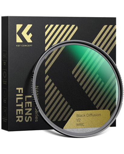 【ソフトフィルター&amp;NANO-X】両面多層ナノコーティングのソフト描写用レンズフィルター。72mmサイズのレンズに対応でき、注文前にレンズサイズを予めご確認ください。外装の新旧が混在しますが、中身は同一です。 【ソフト効果・コントラスト抑え】ハイライトを抑え、暗部を持ち上げる。逆光時に柔らかく拡散する光を捉え、コントラストを抑え、明暗差を調整して柔らかい映画のような雰囲気を演出することができる。 【ソフトフィルター1/2】1/2ソフト効果フィルターは肌のハイライトが抑えられることで滑らかにするの同時に、被写体である人物の解像感がしっかりと保たれる。ハイライトを抑える効果もあり、全体的に柔らかになる。 【撥水防汚コーティング】フィルターは光学ガラスを採用し、18層のナノコーティングが加工されている。優れた撥水・撥油性があり、すり伤防止。指紋がつきにくい、汚れも簡単に拭き取れる。 【薄枠&amp;耐久安定】わずか3.3mm薄枠仕様で、ケラレを防止するため、広角レンズにも対応できる。枠は軽量なアルミニウム製、耐久性・安定性抜群。