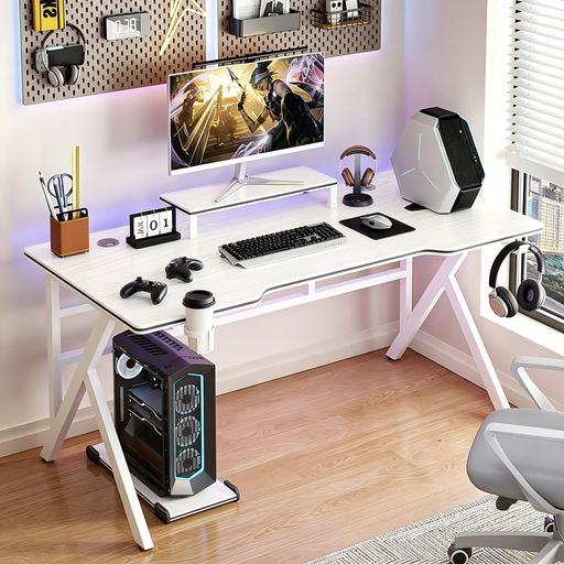 【凹型天板】 パソコンデスクは凹型天板を採用した本PCデスクは、人間工学に基づくカーブデザインが特徴です。体の自然な動きに沿うことで、ストレートな天板では得られない心地よいフィット感を実現。どのような座り姿勢でも無理なくサポートし、長時間の作業でも疲れにくい設計です。より広い空間を提供し、より快適な気持ちをもたらします。ゲーミングから通常のPC作業、在宅勤務、学習や読書まで、幅広いシーンで快適にお使いいただけます。 【配線穴付き】天板に配線穴を完備しているため、モニターやパソコン周りのケーブル類をひとまとめにし、スッキリと収納できます。デスク上が広々と使えるのはもちろん、ケーブルの絡まりやほこりの蓄積も防止。さらに、配線が隠れることで見た目も美しく整い、集中して作業に取り組める快適な空間を実現します。ケーブル周りのストレスから解放され、すっきりとしたデスク環境をお楽しみいただけます。 【モニター台付き】pcデスクはモニタースタンドを備え、姿勢や視線の位置を最適化して快適な作業環境を実現します。さらに、小物や周辺機器を整理するのに最適なスペースで、必要なアイテムをすぐ手に取れる利便性を確保。
