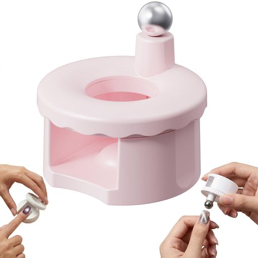 【ガタつかない 360° 回転式!くるくる安定して立体キャットアイが簡単】本体に回転式ネイルマグネット、360 度スムーズ回転で、わずか数秒で3D キャットアイの躍動感あふれる模様を作成可能。マグネットネイル初心者でも簡単操作で理想のアートが完成し、ジェルネイルの仕上がりが劇的にアップします。 【強力均一 マグネット搭載!大きく綺麗な模様を実現】強力で均一な磁力を持つマグネットを採用し、マグネットジェルネイルに最適な磁力分布で、グラスビーズスタイルも鮮明に再現。ジェルネイルマグネットとしてプロ並みのサロンクオリティを自宅で実現できます。 【人間工学デザインで長時間使えるネイル磁石ツール】握りやすいカーブ形状と滑りにくい素材を採用し、長時間のネイル作業でも疲れにくい設計。くるくる磁石ネイルを繰り返し使用しても手への負担が少なく、サロンワークにも最適。ネイルジェル磁気ツールとして細かいデザイン作りもストレスフリーで行えます。 【コンパクトで持ち運びやすいマグネットネイルツール】コンパクトサイズでポーチや引き出しにスッキリ収納可能、外出先やサロンでの持ち運びに便利。
