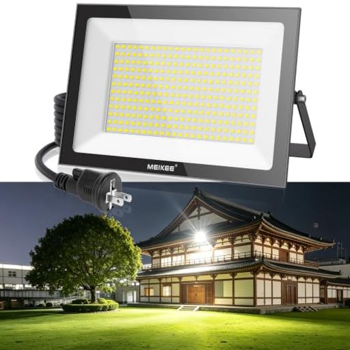 【商品仕様】100W LED投光器 輝度(ルーメン):10000LM 照明範囲:約121m2 大人数が集まるイベント会場にも最適 色温度:6500K(昼白色) 極薄型3cm LED発光源:SMD CRI >85 発光角度:120° ケーブル:1.5メートル 入力電圧:AC 100-110V 50~60Hz コンセント:改良された折りたたみ式3プラグ IP66防水防塵 屋内外兼用 【超高輝度&amp;省エネ設計】優れた100lm/Wの発光効率を実現し、わずか100Wの消費電力で業界トップクラスの10000LMという圧倒的な明るさを放ちます。定格効率で長時間使用しても輝度が低下することなく、少ない電力で広範囲をしっかりと照らすことが可能です。色温度6500Kの爽やかな昼白色は、作業環境を劇的に改善し、屋内外問わず快適な視界を確保します。 【堅牢なボディと卓越した耐久性】高透光性ガラスと高強度アルミ合金の一体成形ボディを採用し、外部からの衝撃や圧力に対して高い耐久性を発揮します。無縫隙・無ネジ構造により製品内部への虫の侵入や水漏れを完全にシャットアウト。