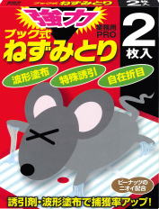 ●ねずみ駆除のプロが使う超強力粘着剤を使用！！ ●縦横に折り目が入ったマルチボードであらゆる場所に配置ができます。 ●毒性を含まない材料のみを使用しているので食品工場や 　食堂・倉庫など毒餌剤の使えない場所での駆除に最適です。 ●粘着剤の成分は高品質の特殊グレードポリブデンを使用。 ●低温から高温まで粘着力が変わらず変色したり流れ出たりしません。 ※商品に記載の使用上の注意をよく読み正しくお使いください。 ※パッケージ変更の際は商品の現況を優先します。 メーカー：株式会社立石春洋堂