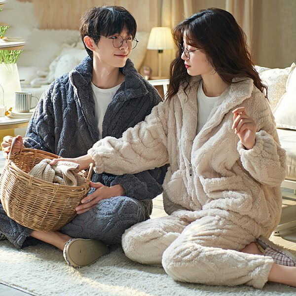 セット内容 .❁.:* 上着/ズボン※1着分のみ(男性と女性のセット商品ではございません)「記載のないアクセサリー、小物等は付属しません」 素材 .❁.:* ポリエステルなど カラー .❁.:* 写真をご参考下さい サイズ (cm) .❁.:* 女性サイズ M/バスト120 袖丈45 着丈66　ズボン丈93 L/バスト124 袖丈46 着丈68　ズボン丈96 XL/バスト126 袖丈47 着丈70　ズボン丈99 男性サイズ L/バスト120　袖丈54　着丈73　ズボン丈103 XL/バスト128 袖丈56　着丈75　ズボン丈106 2XL/バスト132 袖丈58 着丈77　ズボン丈109※表記寸法と実寸値の多少の誤差はご容赦ください。着る暖房 モモンガ メンズ ルームウェア 冬 パジャマ ペア パジャマ 部屋着 裏起毛 寝間着 ペアルック カップル 夫婦 結婚祝い 長袖 韓国 裏起毛 着る毛布 上下セット あったかい やわらか ロングパンツ 大きいサイズ お揃いパジャマ 柔軟 ロングパンツ 幸福な夜を演出、ペアで揃うパジャマ"メーカー希望小売価格はメーカーカタログに基づいて掲載しています