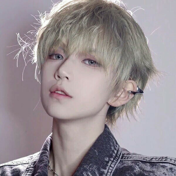 セット内容 ✽.*꙳ ウィッグ/ヘアネット【※こちらの商品は、個人差等ございますので、商品ご到着後、お客様ご自身より手くしやカット等多少の調節が必要な場合もございます。】「記載のないアクセサリー　小物等は付属しません」 素材 ✽.*꙳ 高温耐熱ファイバー カラー ✽.*꙳ グレー サイズ (cm) ✽.*꙳ 長さ：約30cm※表記寸法と実寸値の多少の誤差はご容赦ください。ウィッグ フルウィッグ ショートウィッグ ショートヘア 短髪 かつら 演劇 自然 前髪あり コスプレ 男装 おしゃれ かっこいい 可愛い ショート 耐熱ウィッグ 小顔効果抜群 コスチューム 文化祭 学園祭 イベント グレー 自然体で男らしく、スタイリッシュなショートウィッグ。"メーカー希望小売価格はメーカーカタログに基づいて掲載しています
