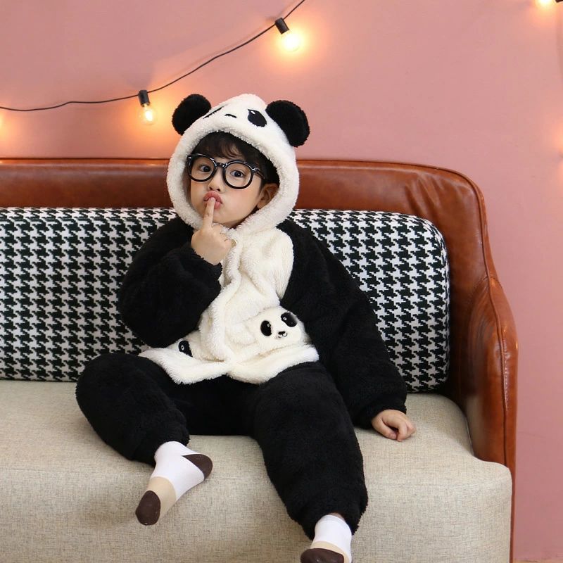 人気検索キーワード：もこもこ ルームウェア キッズ 女の子 男の子 あったか パジャマ 上下セット 秋 冬 おしゃれ 可愛い 長袖 トップス ズボン 部屋着 ふわふわ 前開き ジュニア 防寒 子供 ポケット 暖 寝間着 女児 ボタン ピンク 着心地 保温 110 120 130 140 150 160 商品内容：トップス、パンツ 素材：ポリエステル100% サイズ：単位/cm モデル情報　身長103cm　着用110 90　着丈38　バスト79　パンツ丈50 100　着丈41　バスト82　パンツ丈55 110　着丈44　バスト85　パンツ丈60 120　着丈47　バスト88　パンツ丈65 130　着丈50　バスト91　パンツ丈70 140　着丈53　バスト94　パンツ丈75 *実寸は1-2cmぐらい誤差がございます。 注意事項： ★沖縄など離島地域送料追加3000円 ★モニターの環境によって、実物と色見が多少異なる場合がございますので。 ★大変恐れ入りますがご注文後に商品が品切れとなってしまった際には、着る暖房 モモンガ パンダ 着ぐるみ パジャマ 子供 キッズ 女の子 男の子 パジャマ ルームウェア 冬 もこもこ あったか 上下セット 着ぐるみ パンダ おしゃれ 可愛い 長袖部屋着 ふわふわ 前開き 防寒 子供 ポケット 暖 寝間着 着心地 保温 レゼント 裏起毛 無地 秋冬 可愛い 動物柄 秋 冬 ベビー 暖か ふわふわであったか！キュート 上下 ウエストゴム 優しい肌触り フード付き 赤ちゃん ぬくぬくハロウィン クリスマス コスプレメーカー希望小売価格はメーカーカタログに基づいて掲載しています