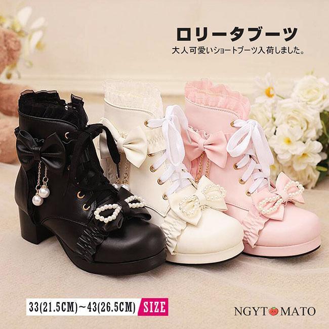 レディースのブーツだけでなく！小さいサイズがあり、子供の靴、学生靴、ガールズシューズにもご利用いただけます。また大きいサイズがあり、メンズの変装靴にも対応いただけます。かわいいロリータ靴、使用年齢性別問わず。ロリータ、コスプレ、コスチューム、パーティー、イベント、プレゼント、デコレーション、人形靴、結婚式、宴会、学園祭、お祭り、舞台なとご利用おすすめです。すべての衣装がこれらの愛らしい靴で完璧に計画されます！つま先の絶妙な丸みがとっても可愛いデザイン。カジュアルからコスプレまで、いろんな場面と相性よく！注意事項＊インターネット販売では、実際に商品を見ていただけない販売方法だからこそ、実物により近づける様できるだけ解りやすい商品ページ製作に努めております。 しかし、モニター環境によりますカラーの違いや、イメージの違いは少なからず発生して参ります。画面上と実物では多少色具合が異なって見える場合もございます。＊商品は縫製上の細かいほつれ、インク飛び、織りむら、汚れ、素材特有の臭いや接着剤等の臭いが残っている場合がございますので、気になるお客様はご購入をお控え下さい。