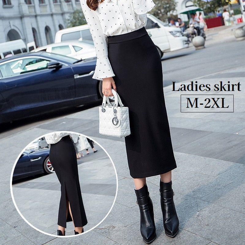 スリット入りロングスカート。フィット感のあるタイトなシルエットが女性らしいラインを強調してくれます◎シンプルな黒色で着回ししやすいのも嬉しいポイント◎【素材について】95%ポリエステル5%ポリウレタン【カラーについて】生産ロットにより柄の出方や色の濃淡が異なる場合がございます。お使いのモニターや撮影時の光の加減などにより画像と実際の商品のカラーが異なる場合もございます。予告なしにカラーやデザインなどの変更がある場合もございます。【補足説明】※色落ちする場合がございます。　手洗い後、ご着用くださいますようお願い致します。