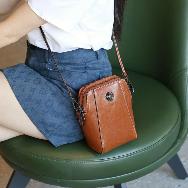 スマホポーチ レディース ショルダーバッグ 本革 斜めがけ 軽量 バッグ お財布ショルダー 軽量 小さめ 防水 スマホショルダーバッグ ファッション 女性 プレゼント外観はシンプルでエレガントを演出、年齢やシーンを選ばず、長くお使いいただけます。【心を込めて制作】：上質なレザーを使ったレディース ショルダーバッグが登場、丈夫でキズ汚れがつきにくく、シンプルなデザインの中に詰め込まれた高機能が特徴です。高品質の牛革を採用しております。【財布仕様】：生地：本革 サイズ：約18cm×縦15cm×厚み8cm。外観はシンプルでエレガントを演出、年齢やシーンを選ばず、長くお使いいただけます。 実用性とデザインも兼ね備えたオシャレな斜め掛けバッグです。上品なスマホポーチ はクリスマス、新年、母の日、誕生日、卒業式にもぴったりなプレゼントです！【シンプル&amp;使いやすい】：スタイリッシュなスタイルショルダーバッグ、女性用スマホポーチに使用できます。仕事、買い物、日常生活、旅行、学校、ビジネスなどに最適です。友人や家族への素晴らしい贈り物です。オールシーズンに最適なこのバッグは、決して時代遅れになることはありません。機能性抜群のバッグは普段使いにぴったり，ゴールドパーツがラグジュアリーな大人の秀囲気です,シンプルだからデイリー、通勤、デートなどあらゆるシーンで活躍しますスマホポーチです。これひとつでちょっとお出かけOKです。5
