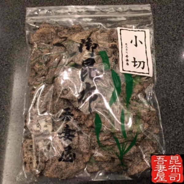 松仙並よりやや細かい切り落としの汐吹き昆布です。 商品説明 名　称 小切 原材料 天然昆布（北海道道南産昆布）、ソルビット、醤油（大豆、小麦）、食塩、調味料（アミノ酸等）、保存料（ソルビン酸K） 内容量 150g 賞味期限 180日 配送方法 常温 保存方法 直射日光、高温多湿を避けて常温にて保存ください。開封後は特に湿気が入らぬようご注意ください。 製造者 株式会社　吾妻屋 大阪府大阪市東成区東小橋3丁目18-20 大阪 鶴橋 天満 つるはし てんま 鶴橋市場 天満市場 ぷららてんま 昆布 老舗 昆布専門店 昆布屋 佃煮