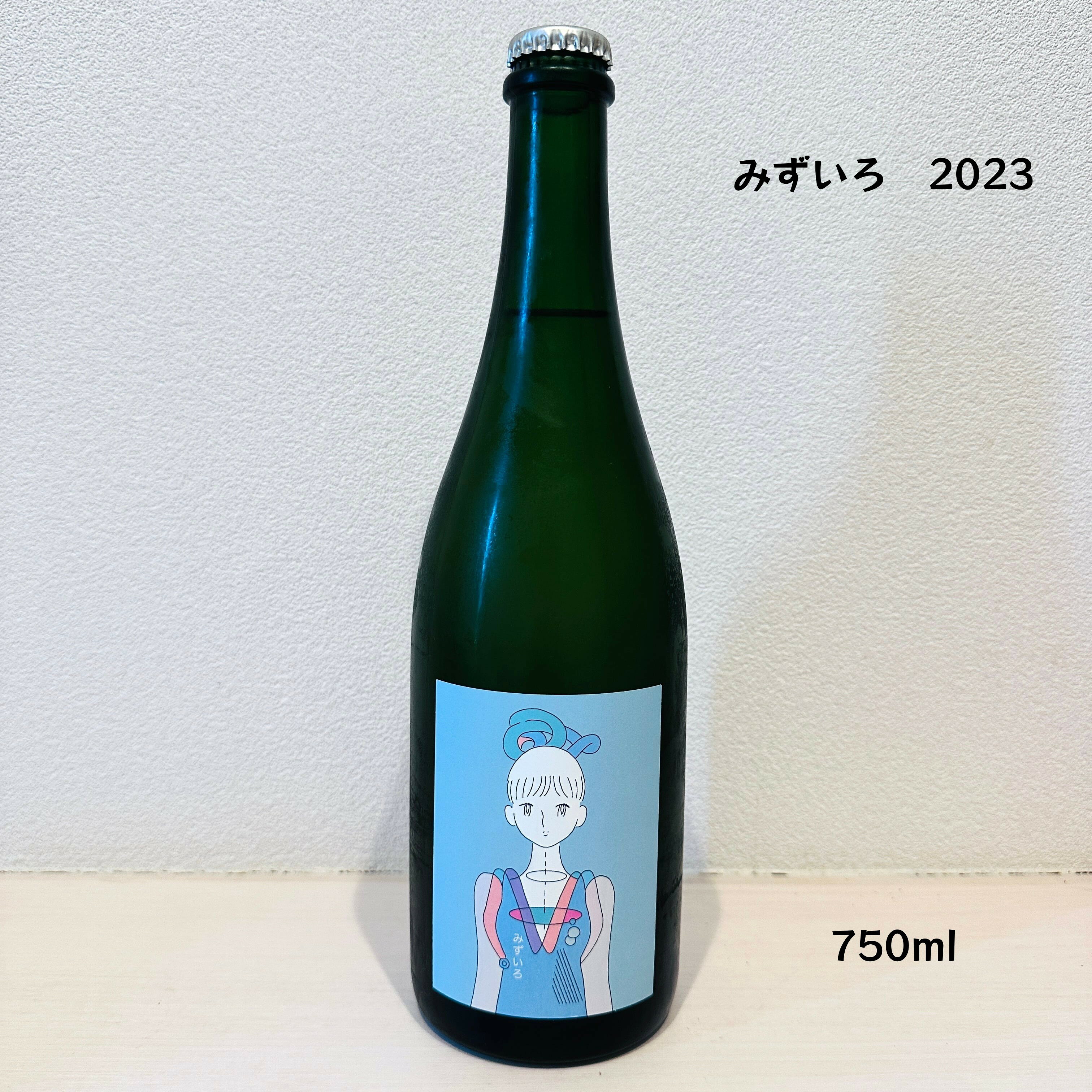 商品詳細 商品名 シードル 2023 みずいろ 生産者 LES VINS VIVANTS（レ・ヴァン・ヴィヴァン） 産地 日本／長野県東御市 内容量 750ml アルコール 7.5% タイプ シードル、発泡性ワイン ヴィンテージ 2023年 亜硫酸 無添加 醸造 野生酵母発酵／アンセストラル製法（瓶内一次発酵）／デゴルジュマン／無補糖／無補酸／無濾過／無清澄 ワインについて 商品名：シードル 2023 みずいろ 生産者：LES VINS VIVANTS（レ・ヴァン・ヴィヴァン） 産地：日本／長野県東御市 内容量：750ml アルコール：7.5% タイプ：シードル、発泡性ワイン ヴィンテージ：2023年 亜硫酸：無添加 醸造：野生酵母発酵／アンセストラル製法（瓶内一次発酵）／デゴルジュマン／無補糖／無補酸／無濾過／無清澄 特徴 自社畑と東御市産りんごを使用 野生酵母のみで自然発酵 アンセストラル製法で仕上げた辛口シードル 2023年は果実のボリューム感と酸味が際立つヴィンテージ みずいろシリーズの中でも特に完成度の高い一本 品種・ブレンド サンふじ 47% 紅玉・シナノゴールド 合計53% 自社畑りんご、JA購入りんご、東御市産りんごを使用。 シードルについて 「みずいろ」は、LES VINS VIVANTSを代表するアンセストラル・シードルです。 収穫したサンふじ、紅玉、シナノゴールドを空圧式メンブレンプレスで搾汁し、デブルバージュや加温を行わず、開放型ステンレスタンクで野生酵母による自然発酵を開始。 発酵終盤で瓶詰めし、アンセストラル製法（瓶内一次発酵）によって自然な泡を生み出しています。 瓶内で約3か月熟成後、デゴルジュマンを行い、甘さの調整は一切せず、無補糖・無補酸・亜硫酸無添加・無濾過・無清澄で仕上げられています。 2023年は通常より遅い12月に仕込みを開始したものの、発酵は過去最速となる5日目にスタート。 その後は冬の低温によりゆっくりと発酵が進み、瓶内でも穏やかな発酵が続いたことで、例年よりわずかに残糖を感じる、果実味豊かなスタイルとなりました。 紅玉由来の伸びやかな酸味と、サンふじのやさしい甘み、シナノゴールドの豊かな果実味が美しく調和した、これまで以上に奥行きのあるヴィンテージです。 味わい 青りんご 蜜りんご レモン 白い花 ブリオッシュ 青りんごや柑橘を思わせる爽やかな香りに、熟したリンゴや白い花のニュアンス。 口に含むと、紅玉由来の鮮やかな酸味が全体を引き締め、サンふじのやわらかな果実味とシナノゴールドの厚みが広がります。 きめ細かな泡立ちは非常に心地よく、余韻にはブリオッシュのような酵母由来の旨味が穏やかに続きます。 2023年は例年よりボリューム感がありながらも、みずいろらしい軽快さをしっかりと備えています。 おすすめペアリング 生ハム 牡蠣料理 白身魚のカルパッチョ フレッシュチーズ ソーセージ ローストポーク フライドチキン アップルタルト 爽やかな酸味ときめ細かな泡立ちが、魚介料理から肉料理、デザートまで幅広く寄り添います。 おすすめの飲み方 提供温度：6から8度 しっかり冷やして飲み始めることで、フレッシュな果実味と繊細な泡立ちをより楽しめます。 温度が少し上がると、果実の甘みや酵母由来の旨味がさらに広がります。 開栓・保管について デゴルジュマンを行っていますが、少量の澱が残っている場合があります。 開栓前は十分に冷蔵庫で冷やし、瓶を振らずにゆっくりと開栓してください。 無濾過・無清澄のため、澱や酒石が見られる場合がありますが品質には問題ありません。 要冷蔵で保管し、開栓後はできるだけ早めにお召し上がりください。 生産者について LES VINS VIVANTS（レ・ヴァン・ヴィヴァン）は、長野県東御市に拠点を置くナチュラルワイナリーです。 「自然と共に生きるワイン造り」を理念に掲げ、自社畑や東御市産の果実を使用し、野生酵母による自然発酵、無補糖・無補酸・亜硫酸無添加・無濾過・無清澄を基本とした醸造を実践しています。 ワインだけでなくシードル造りにも力を入れており、「みずいろ」は東御市産りんごの個性をそのまま映し出す代表的なシードルです。 アンセストラル製法ならではの自然な泡と、果実本来の味わいを楽しめる一本として、多くのナチュラルワインファンに支持されています。