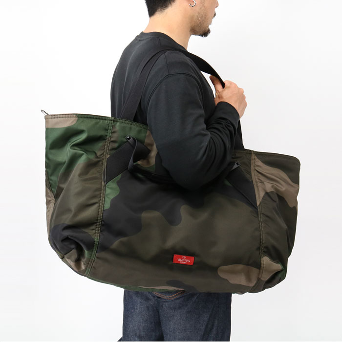 VALENTINO ヴァレンティノ RY2B0737 TMH CAMOUFLAGE DUFFLE 迷彩トートバッグ 540000676 P54301744 迷彩 カモフラージュ カモフラ トートバッグ ショルダー 大容量 旅行 大きい メンズ レディース プレゼント ギフト バレンティノ バレンチノ ヴァレンチノ