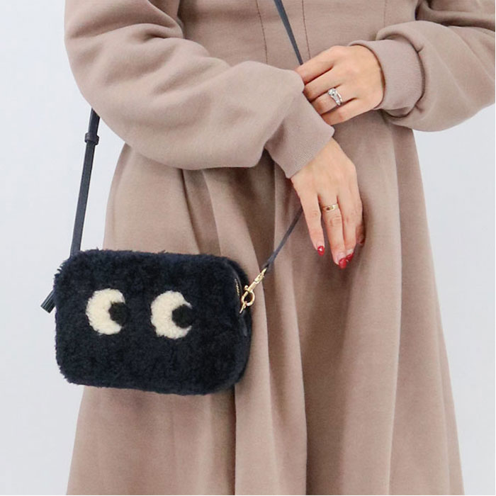 【ANYA HINDMARCH】アニヤハインドマーチ 5050925171700 21086777 Mini Eyes Shearling Cross Body Shearling in Ink ネイビー ファー ショルダーバッグ レディース ポシェット クロスボディのサムネイル