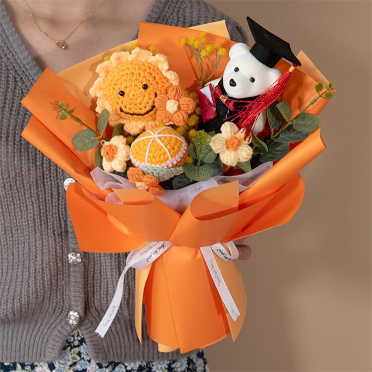 　商品説明 状態 新品 商品内容 花束 カラー （写真通り） サイズ ブーケサイズ：35*30cm 提げ袋サイズ：25*15*35CM 素材 ポリエステル 生産国 中国 商品紹介 様々なご用途 誕生日 母の日 クリスマスプレゼント 敬老の日 バレンタインデー ホワイトデー 父の日 プレゼント 誕生日プレゼント 結婚祝い 出産祝い フラワーギフト お祝い 結婚記念日 古希 喜寿 米寿 還暦祝い お礼 引越し祝い 結婚式 新築祝い 開業祝い 開店祝い 記念日 改築祝い 発表会 金婚式 銀婚式 贈り物 退職 送別 粗品 景品 入学 卒業 内祝い 卒業式　卒業祝い　卒園祝い 注意事項 【優れた材質】ぬいぐるみ素材とPP綿で作られ、耐久性が高いアイテムです。 【手作りな風合い】本製品は一つ一つ手作業で作り上げ、手作りならではの風合いを楽しめます。送る方ももらう方も笑顔になれるように、心込めて仕上げました。一方、若干の個体差異がございますので、予めご了承をください。 【注意】 若干の個体差がございますので、予めご了承ください。 光の加減や環境により、実際のお色と異なって見える場合がございます。 またぬいぐるみは受け取り時変形している可能性が御座います。 手直しして頂きましたら元に戻ります。 ご理解頂ける方のみご購入お願い致します。