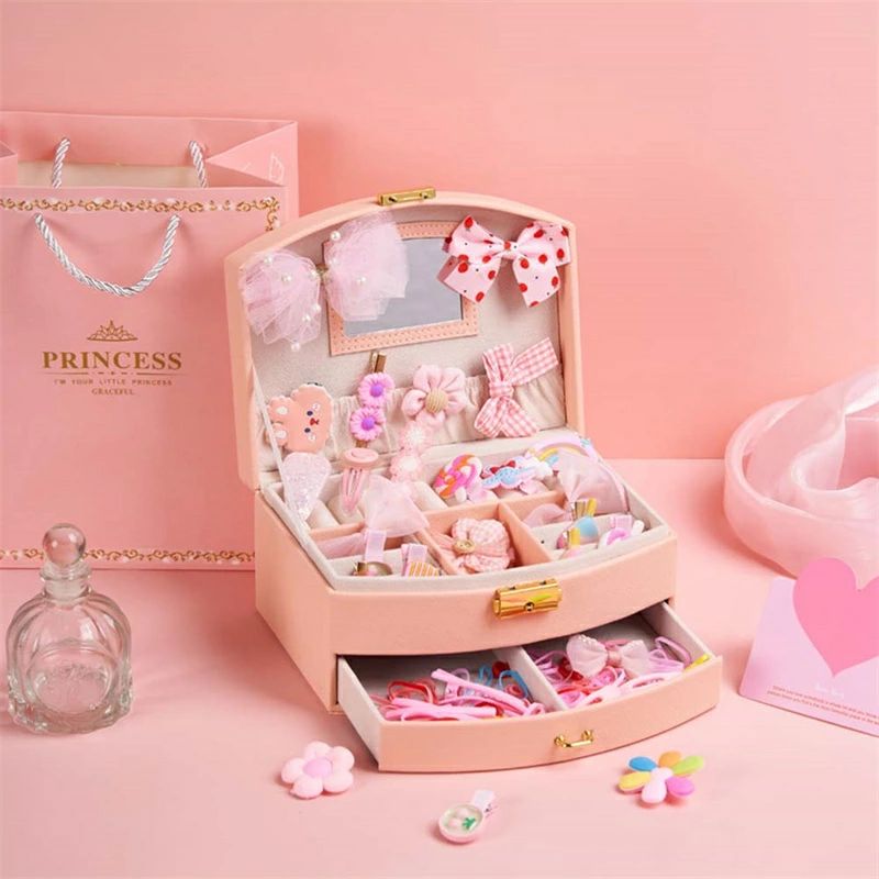 商品情報 【商品セット内容】 収納ボックス*1個＋ヘアアクセサリー 30点セット。 【カラー】 パープル、イェロー、ピンク。 【おすすめポイント】 ヘアクリップやヘアピン、ネックレスペンダント、指輪などのアクセサリーをまとめて収納できる子供用のアクセサリーボックスです。 散らかっているジュエリー・小物をまとめて収納、ネックレス・リング・イヤリング・ピアス・ブレスレット・腕時計・ヘアアクセなどの各種類のアクセサリーをキレイに分けて収納できます。 とってもキュートな子供用のアクセサリー30点セットです。入学式や卒業式など、お子様の特別な日にピッタリの可愛いヘアアクセサリー。 カラフル、デザイン豊富左右どちらにも付けられるベビーとヘアクリップです。お誕生日、クリスマスや入園卒園入学卒業のプレゼントにお勧めします！女のお子様に大人気！ 女の子、子供、幼児、10代にも適合します。記念日やお誕生日、入園式 、卒園式、子供の日、七五三、初節句などの祝い事、ベビーフォトなどの記念写真撮影、お宮参り、お食い初め、セレモニードレスの小物として、ハロウィンの仮装パーティーにもおすすめです。 返品について 付属品が足りない、故障または損傷などの不良品に対して、無償交換や無償ヘンキンを承っております。 お手数ですが、商品到着後、一週間以内にメールにてご連絡下さい。 返品商品の到着を確認後、お取替えの品を発送させていただきます。 ご使用中においてのお客様の過失による故障、破損、改造等はサポート保証の対象外となります。 注意事項 ●運送事故により箱が潰れる可能性がございます。 ●お問い合わせとメールを承りますので、質問や苦情を相談して有効に解決しましょう。勝手に悪いレビューをしないでお願い致します。 ●モニターの違いにより、実際の商品の色が画像と異なる場合があります。 ●手動測定とは異なるため、わずかな寸法の違いを許容してください。