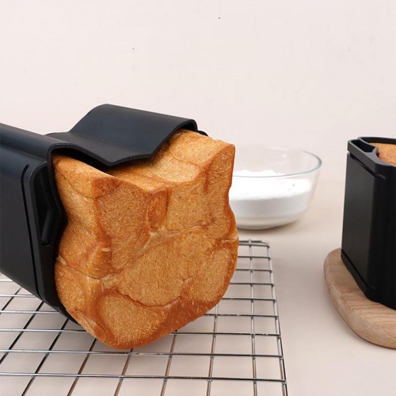 かわいい動物の形の焼き型、かわいい動物パンが焼けますいつものパンが可愛い形で華やかに！チョコクリームで顔を描いたり、スライスしたゆで卵で鼻をつけたりすれば簡単にかわいくアレンジして楽しめます。金属型は型の成型の際に強い力で押し付けたり、曲げたりすることによる機械キズやすり傷が必ずございます。型に見える線や模様はこの過程で生じる加工による結果です。また、これらが理由での返品キャンセルはお受け致しかねます。使用前　空焼きを十分行って表面の油と汚れを完全に取り除いて水吹拭きなどして下さい。【注意事項】商品写真はできる限り実物の色に近づけるよう加工しておりますが、お客様が使用するパソコンのモニター設定や部屋の照明により多少、色の変化が感じられる場合がございます。仕入れ時期により細部が画像と若干違う場合がございます。気になさる方はご遠慮ください。同じ商品でも“生産時期”や“カラー“により形やサイズに多少の“誤差“が生じる場合もございます。当商品は輸入品になり輸送．通関検品に開封されている場合、少し汚れやキズがつく場合がございますが、中古品ではなく、確かな新品です。かわいい動物の形の焼き型、かわいい動物パンが焼けますいつものパンが可愛い形で華やかに！チョコクリームで顔を描いたり、スライスしたゆで卵で鼻をつけたりすれば簡単にかわいくアレンジして楽しめます。金属型は型の成型の際に強い力で押し付けたり、曲げたりすることによる機械キズやすり傷が必ずございます。型に見える線や模様はこの過程で生じる加工による結果です。また、これらが理由での返品キャンセルはお受け致しかねます。使用前　空焼きを十分行って表面の油と汚れを完全に取り除いて水吹拭きなどして下さい。【注意事項】商品写真はできる限り実物の色に近づけるよう加工しておりますが、お客様が使用するパソコンのモニター設定や部屋の照明により多少、色の変化が感じられる場合がございます。仕入れ時期により細部が画像と若干違う場合がございます。気になさる方はご遠慮ください。同じ商品でも“生産時期”や“カラー“により形やサイズに多少の“誤差“が生じる場合もございます。当商品は輸入品になり輸送．通関検品に開封されている場合、少し汚れやキズがつく場合がございますが、中古品ではなく、確かな新品です。