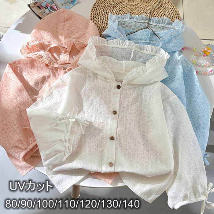 商品情報商品名UVパーカー UVカット 女の子 男の子 キッズ 子供 花柄 総柄 ラッシュガード パーカー 夏 夏服 トップス アウター 長袖 フード付き 薄手 通気性 冷房対策 可愛い ゆったり おしゃれ 紫外線防止 UV対策 日焼け止め お出かけ 通学 通園 80cm 90cm 100cm 110cm 120cm 130cm 140cmカラーホワイト ピンク ブルーサイズ80cm 90cm 100cm 110cm 120cm 130cm 140cm素材綿+ポリエステルご注意※すべて平置きサイズです、計測につきましては手測りとなりますので 若干の誤差はご了承ください。※モニターの環境により実物の色合いが写真と若干違う場合がございますので予めご了承くださいませ。※機械による生産のため、生地の継ぎ目に若干のズレや多少のほつれところがありますが、品質上の問題はございません。予めご理解下さいますようお願い致します。 【原産国／製造国: 中国】 .UVパーカーは女の子 キッズ 子供向けの夏服トップスで、紫外線防止やUVカット機能が特徴です。花柄 総柄のデザインでおしゃれなラッシュガードパーカーは長袖 薄手で通気性が良く、冷房対策にも適しています。サイズは80cmから140cmまで幅広く対応し、お出かけ 通学 通園など様々なシーンに活躍。UV対策や日焼け止めとしても効果的で、ゆったりした着心地が魅力。軽量 吸汗速乾で夏に快適な着用感を提供し、春夏秋の季節にも使える薄手アウターです。子供服 ガールズ向けの人気アイテムで、熱中症対策や涼感効果もあり、ジップアップ フード付きのデザインが特徴。子ども用アウターとしておすすめで、夏用パーカーや薄手ジャケットとしても活用可能。夏物 夏日焼け防止 涼しい服としてランキング上位で、キッズ服 子ども用トップスとして多くの方に選ばれています。。 指定された配送時間は承っておりません。【KK　Factory】
