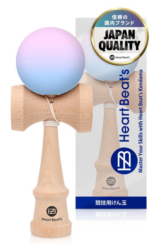 【モダンなパステルカラー 競技用けん玉】 けん玉 剣玉 けんだま Kendama ミスティカルパステル LPU/LBL [Heart Beat’s]【技が決まる競技用けん玉】✅ Heart Beat's けん玉は、技の決まりやすさを追求した高品質な競技用けん玉です。初心者から競技志向者、幼児・小学生、子供からお年寄りまで幅広いレベルの方にお楽しみいただけます。基本技から応用技まで、多彩な技に挑戦できる設計です。✅特殊マットコーティングにより、グリップ力とクッション性が高まり、球が止まりやすくなります。✅ツートンカラーにより球の動きや回転を目で追いやすく、技の成功率が高まります。✅大きな開口部により、けん先の挿入が容易になり、技の精度がさらに向上します。【心和むパステルの彩り ミスティカルパステルけん玉】✅伝統的な民芸品・けん玉におしゃれでモダンなパステルカラーで彩られた心和むデザインの剣玉です。 柔らかな色合いは集中力を持続させ、長時間の練習に最適です。また、リラックスして楽しめるため、ストレス解消にも効果的です。✅選べる7カラー。7つの鮮やかなカラーバリエーションからお選びいただけます。どの色もスタイリッシュで、練習やプレイの時間をより一層楽しく演出します。あなたのプレイスタイルにマッチしたお気に入りのカラーを見つけてください。【初心者にも使いやすい学童けん玉】✅耐久性とバランスに優れ、初心者でも技が習得しやすいサイズの設計です。けん玉は子どもの運動能力の発達、集中力向上に役立つ玩具です。遊びながらお子様の成長をサポートします。【自宅で気軽にフィットネス】✅けん玉は指先や膝の運動が認知症予防やストレス解消に効果的で、認知機能や運動能力の向上が期待できる手軽なフィットネスとして注目されるアイテムです。 楽しみながらストレス解消と健康増進が図れ、心身のリフレッシュにも最適です。お子さまから大人まで、ご家族みんなで楽しめます。競技会やパフォーマンスなど、様々なシーンで活躍できる一品です。【信頼のジャパンクオリティ】✅企画・設計から品質管理まで、すべて日本品質。日本人スタッフの管理のもと、厳選した海外工場で生産し、国内検査工場で全数検査を実施。信頼の品質をお届けします。✅剣玉は老若男女問わず楽しめる日本の伝統文化の一つです。心地よい木製の感触と美しいデザインは、ギフト、プレゼントとしてもオススメです。今では海外の方にも「kendama」として人気のプレゼントです。✅生産国：中国，木材：ブナ，サイズ：全長18cm，付属品：替え糸