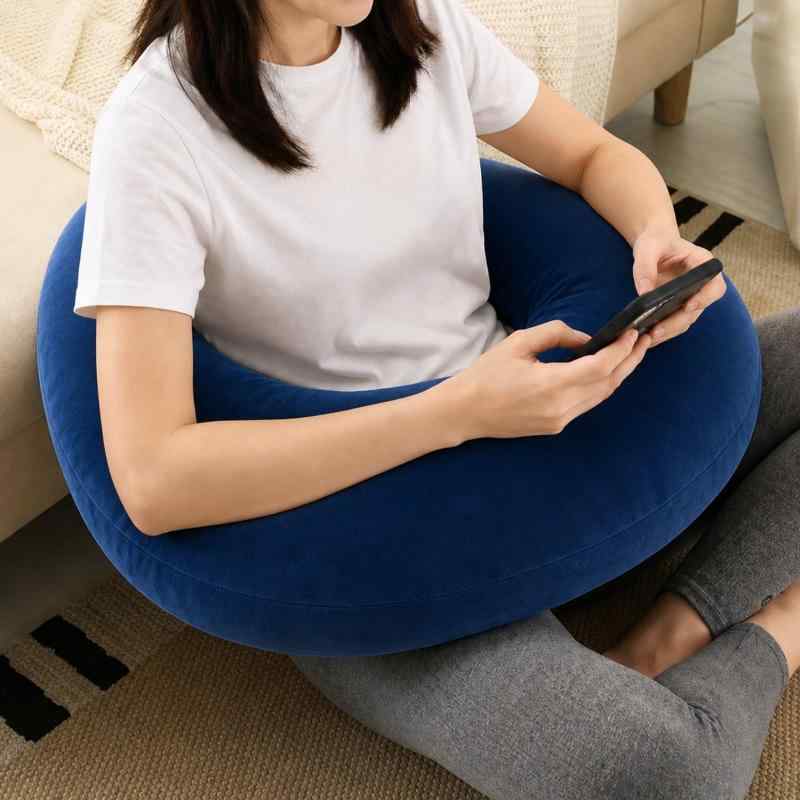 JEMAジェマ 膝上 クッション 三日月型 授乳クッション もちもち ふわふわ 抱き枕 肘置き 背もたれ 腰当 読書 テレビ鑑賞、デスクワーク カバー洗える ネイビー【サイズ】(長さx幅x高さ)：約 58x25 x 18 cm　カバー取り外し可カバー生地：マイクロファイバー生地 充填物：弾性あって柔らかいマイクロ綿【こだわる素材】なめらかな生地にて作った抱き枕、もちもちクッションです。 滑らかなカバーに柔らかいマイクロ綿をたっぷり詰め込み、一度抱きしめたら放さなくなる抱き枕、ずっと触れていたくなる癒しのクッションです。【多機能なクッション】背もたれクッションにしたり、抱きかかえたり、肘掛けクッションとして、用途は様々です。また授乳中のお母さんには、赤ちゃんの体を支え、お母さんの体への負担を軽減する授乳クッションとして使用することも可能です。【落ち着きの色展開】どんなインテリアにも合わせやすい三日月型クッションです。心がほっと和らぐナチュラルな色合い、インテリアによく馴染みます。ご出産祝いや、パパからママへなどギフトとしても大変喜ばれています。【お手入れ簡単】 クッションはファスナー仕様なので、中身が簡単に出せます。カバーは洗濯機OK、中身は手洗いすることをお勧めいたします。【サポートについて】商品の品質には万全を期しておりますが、万が一商品不具合である場合、交換または返 品返金に対応させていただきます。商品の使用に何かご問題がございましたら、いつでもご気軽にお問い合わせください。早急に対応いたします。注意：抱き枕の包装が圧縮状態なので到着後はパンパンと叩きほぐしてください。完全に膨らむまでは約3日～5日かかるおそれがあります。