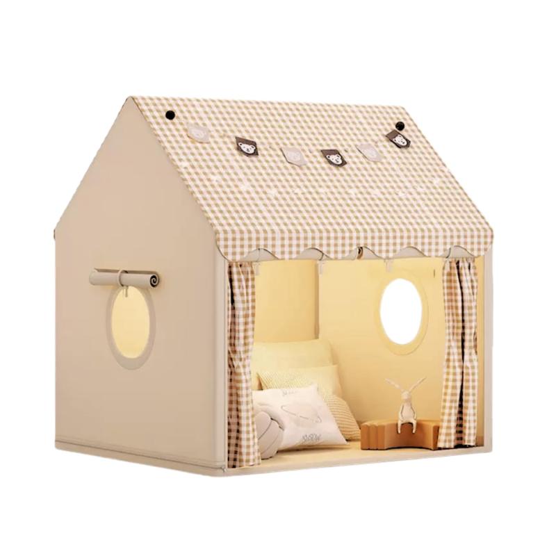 大型キッズテント 子供遊びテント おもちゃ小屋 屋内屋外兼用 光る星付き プレイハウス 男女兼用 誕生日パーティー装飾 プレゼント 子供用 カーキ(ベージュ)【広々空間と探検基地を思わせるデザイン】キッズテント本体、星形ライト、取扱説明書がセット。広々とした130x105x120cmのサイズは、2〜3人のお子様がゆったり遊べる空間。正面の大きな格子ドアが特徴的で、付属の開閉可能なカーテンが、通気性と秘密基地のわくわく感を両立させます。落ち着いたカーキ色が、どんな空間にも調和します。【頑丈で安全、快適な遊び場】高品質の生地と強化フレームにより、室内外での活発な遊びにも安心な耐久性を実現。大きな開口部からたっぷり風が通るため、長時間遊んでも快適です。安全性を最優先に設計された、お子様専用の居場所です。【約10〜20分で組み立て、楽々収納】特別な工具は不要で、約10〜20分ほどで簡単に組み立てられます。使用後はコンパクトに折りたたんで収納袋へ。軽量で持ち運びも楽々なので、リビングでもお庭でも、思い立った時にすぐに遊び場が完成します。【想像力が広がる、男女兼用のプレイハウス】丸窓と大きなドアが、温かい小さな家や城、宇宙基地など、あらゆるごっこ遊びのきっかけを作ります。中性的なデザインと色合いで、男の子も女の子も夢中になれる、創造力を育む最高の遊び場です。誕生日やクリスマスの、思い出に残る贈り物としても最適です。【ご使用前の確認事項】1.各接合部はしっかりと奥まで差し込んでください。2.フレームを布カバーで完全に覆ってからご使用ください。3.付属の星形ライト以外の装飾品を無理に取り付けないでください。