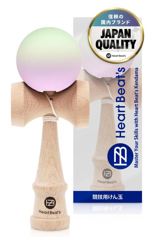 【モダンなパステルカラー 競技用けん玉】 けん玉 剣玉 けんだま Kendama ミスティカルパステル YGR/LPU [Heart Beat’s]【技が決まる競技用けん玉】✅ Heart Beat's けん玉は、技の決まりやすさを追求した高品質な競技用けん玉です。初心者から競技志向者、幼児・小学生、子供からお年寄りまで幅広いレベルの方にお楽しみいただけます。基本技から応用技まで、多彩な技に挑戦できる設計です。✅特殊マットコーティングにより、グリップ力とクッション性が高まり、球が止まりやすくなります。✅ツートンカラーにより球の動きや回転を目で追いやすく、技の成功率が高まります。✅大きな開口部により、けん先の挿入が容易になり、技の精度がさらに向上します。【心和むパステルの彩り ミスティカルパステルけん玉】✅伝統的な民芸品・けん玉におしゃれでモダンなパステルカラーで彩られた心和むデザインの剣玉です。 柔らかな色合いは集中力を持続させ、長時間の練習に最適です。また、リラックスして楽しめるため、ストレス解消にも効果的です。✅選べる7カラー。7つの鮮やかなカラーバリエーションからお選びいただけます。どの色もスタイリッシュで、練習やプレイの時間をより一層楽しく演出します。あなたのプレイスタイルにマッチしたお気に入りのカラーを見つけてください。【初心者にも使いやすい学童けん玉】✅耐久性とバランスに優れ、初心者でも技が習得しやすいサイズの設計です。けん玉は子どもの運動能力の発達、集中力向上に役立つ玩具です。遊びながらお子様の成長をサポートします。【自宅で気軽にフィットネス】✅けん玉は指先や膝の運動が認知症予防やストレス解消に効果的で、認知機能や運動能力の向上が期待できる手軽なフィットネスとして注目されるアイテムです。 楽しみながらストレス解消と健康増進が図れ、心身のリフレッシュにも最適です。お子さまから大人まで、ご家族みんなで楽しめます。競技会やパフォーマンスなど、様々なシーンで活躍できる一品です。【信頼のジャパンクオリティ】✅企画・設計から品質管理まで、すべて日本品質。日本人スタッフの管理のもと、厳選した海外工場で生産し、国内検査工場で全数検査を実施。信頼の品質をお届けします。✅剣玉は老若男女問わず楽しめる日本の伝統文化の一つです。心地よい木製の感触と美しいデザインは、ギフト、プレゼントとしてもオススメです。今では海外の方にも「kendama」として人気のプレゼントです。✅生産国：中国，木材：ブナ，サイズ：全長18cm，付属品：替え糸