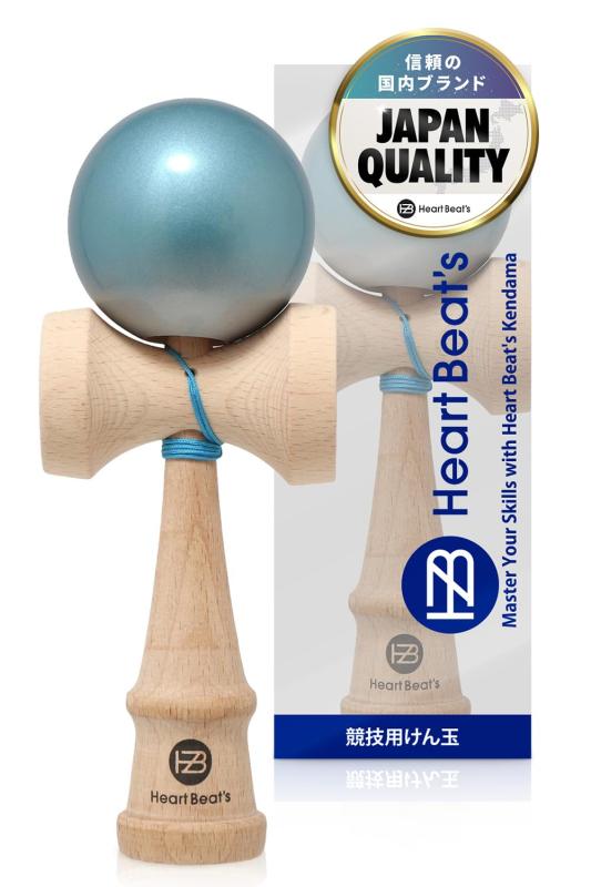 【モダンなメタリックカラー 競技用けん玉】 けん玉 剣玉 けんだま Kendama ミスティカルメタリック MTQ [Heart Beat’s]📕待望のメタリックカラーが新登場📕【技が決まる競技用けん玉】✅ Heart Beat's けん玉は、技の決まりやすさを追求した高品質な競技用けん玉です。初心者から競技志向者、幼児・小学生、子供からお年寄りまで幅広いレベルの方にお楽しみいただけます。基本技から応用技まで、多彩な技に挑戦できる設計です。✅高視認メタリックコートにより、メタリックの硬質な輝きで、玉の回転や傾きが見やすくなります。✅ツートンカラーにより球の動きや回転を目で追いやすく、技の成功率が高まります。✅大きな開口部により、けん先の挿入が容易になり、技の精度がさらに向上します。【輝き放つメタリックの美 ミスティカルメタリックけん玉】✅伝統的な民芸品・けん玉に、金属のような深みと艶をまとったメタリックカラーを融合。硬質な輝きがプレイ中の動きを際立たせ、技の精度アップをサポートします。✅選べる7カラー。7つの鮮やかなカラーバリエーションからお選びいただけます。どの色もスタイリッシュで、練習やプレイの時間をより一層楽しく演出します。あなたのプレイスタイルにマッチしたお気に入りのカラーを見つけてください。【初めてでも楽しめる学童けん玉】✅耐久性とバランスに優れ、初心者でも技が習得しやすいサイズの設計です。けん玉は子どもの運動能力の発達、集中力向上に役立つ玩具です。遊びながらお子様の成長をサポートします。【おうちで気軽にフィットネス】✅けん玉は指先や膝の運動が認知症予防やストレス解消に効果的で、認知機能や運動能力の向上が期待できる手軽なフィットネスとして注目されるアイテムです。 楽しみながらストレス解消と健康増進が図れ、心身のリフレッシュにも最適です。お子さまから大人まで、ご家族みんなで楽しめます。競技会やパフォーマンスなど、様々なシーンで活躍できる一品です。【信頼のジャパンクオリティ】✅企画・設計から品質管理まで、すべて日本品質。日本人スタッフの管理のもと、厳選した海外工場で生産し、国内検査工場で全数検査を実施。信頼の品質をお届けします。✅剣玉は老若男女問わず楽しめる日本の伝統文化の一つです。心地よい木製の感触と美しいデザインは、ギフト、プレゼントとしてもオススメです。今では海外の方にも「kendama」として人気のプレゼントです。✅生産国：中国，木材：ブナ，サイズ：全長18cm，付属品：替え糸