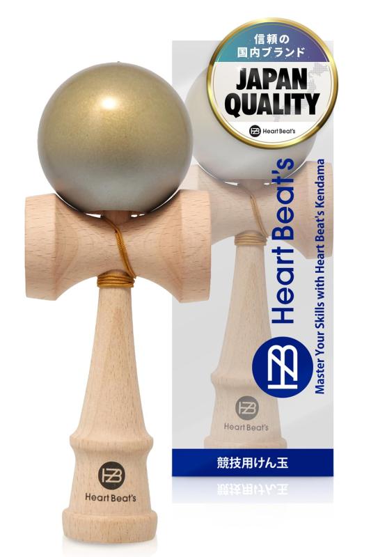 【モダンなメタリックカラー 競技用けん玉】 けん玉 剣玉 けんだま Kendama ミスティカルメタリック GD [Heart Beat’s]📕待望のメタリックカラーが新登場📕【技が決まる競技用けん玉】✅ Heart Beat's けん玉は、技の決まりやすさを追求した高品質な競技用けん玉です。初心者から競技志向者、幼児・小学生、子供からお年寄りまで幅広いレベルの方にお楽しみいただけます。基本技から応用技まで、多彩な技に挑戦できる設計です。✅高視認メタリックコートにより、メタリックの硬質な輝きで、玉の回転や傾きが見やすくなります。✅ツートンカラーにより球の動きや回転を目で追いやすく、技の成功率が高まります。✅大きな開口部により、けん先の挿入が容易になり、技の精度がさらに向上します。【輝き放つメタリックの美 ミスティカルメタリックけん玉】✅伝統的な民芸品・けん玉に、金属のような深みと艶をまとったメタリックカラーを融合。硬質な輝きがプレイ中の動きを際立たせ、技の精度アップをサポートします。✅選べる7カラー。7つの鮮やかなカラーバリエーションからお選びいただけます。どの色もスタイリッシュで、練習やプレイの時間をより一層楽しく演出します。あなたのプレイスタイルにマッチしたお気に入りのカラーを見つけてください。【初めてでも楽しめる学童けん玉】✅耐久性とバランスに優れ、初心者でも技が習得しやすいサイズの設計です。けん玉は子どもの運動能力の発達、集中力向上に役立つ玩具です。遊びながらお子様の成長をサポートします。【おうちで気軽にフィットネス】✅けん玉は指先や膝の運動が認知症予防やストレス解消に効果的で、認知機能や運動能力の向上が期待できる手軽なフィットネスとして注目されるアイテムです。 楽しみながらストレス解消と健康増進が図れ、心身のリフレッシュにも最適です。お子さまから大人まで、ご家族みんなで楽しめます。競技会やパフォーマンスなど、様々なシーンで活躍できる一品です。【信頼のジャパンクオリティ】✅企画・設計から品質管理まで、すべて日本品質。日本人スタッフの管理のもと、厳選した海外工場で生産し、国内検査工場で全数検査を実施。信頼の品質をお届けします。✅剣玉は老若男女問わず楽しめる日本の伝統文化の一つです。心地よい木製の感触と美しいデザインは、ギフト、プレゼントとしてもオススメです。今では海外の方にも「kendama」として人気のプレゼントです。✅生産国：中国，木材：ブナ，サイズ：全長18cm，付属品：替え糸
