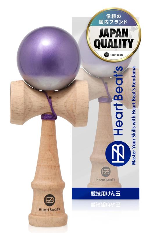【モダンなメタリックカラー 競技用けん玉】 けん玉 剣玉 けんだま Kendama ミスティカルメタリック MPU [Heart Beat’s]📕待望のメタリックカラーが新登場📕【技が決まる競技用けん玉】✅ Heart Beat's けん玉は、技の決まりやすさを追求した高品質な競技用けん玉です。初心者から競技志向者、幼児・小学生、子供からお年寄りまで幅広いレベルの方にお楽しみいただけます。基本技から応用技まで、多彩な技に挑戦できる設計です。✅高視認メタリックコートにより、メタリックの硬質な輝きで、玉の回転や傾きが見やすくなります。✅ツートンカラーにより球の動きや回転を目で追いやすく、技の成功率が高まります。✅大きな開口部により、けん先の挿入が容易になり、技の精度がさらに向上します。【輝き放つメタリックの美 ミスティカルメタリックけん玉】✅伝統的な民芸品・けん玉に、金属のような深みと艶をまとったメタリックカラーを融合。硬質な輝きがプレイ中の動きを際立たせ、技の精度アップをサポートします。✅選べる7カラー。7つの鮮やかなカラーバリエーションからお選びいただけます。どの色もスタイリッシュで、練習やプレイの時間をより一層楽しく演出します。あなたのプレイスタイルにマッチしたお気に入りのカラーを見つけてください。【初めてでも楽しめる学童けん玉】✅耐久性とバランスに優れ、初心者でも技が習得しやすいサイズの設計です。けん玉は子どもの運動能力の発達、集中力向上に役立つ玩具です。遊びながらお子様の成長をサポートします。【おうちで気軽にフィットネス】✅けん玉は指先や膝の運動が認知症予防やストレス解消に効果的で、認知機能や運動能力の向上が期待できる手軽なフィットネスとして注目されるアイテムです。 楽しみながらストレス解消と健康増進が図れ、心身のリフレッシュにも最適です。お子さまから大人まで、ご家族みんなで楽しめます。競技会やパフォーマンスなど、様々なシーンで活躍できる一品です。【信頼のジャパンクオリティ】✅企画・設計から品質管理まで、すべて日本品質。日本人スタッフの管理のもと、厳選した海外工場で生産し、国内検査工場で全数検査を実施。信頼の品質をお届けします。✅剣玉は老若男女問わず楽しめる日本の伝統文化の一つです。心地よい木製の感触と美しいデザインは、ギフト、プレゼントとしてもオススメです。今では海外の方にも「kendama」として人気のプレゼントです。✅生産国：中国，木材：ブナ，サイズ：全長18cm，付属品：替え糸