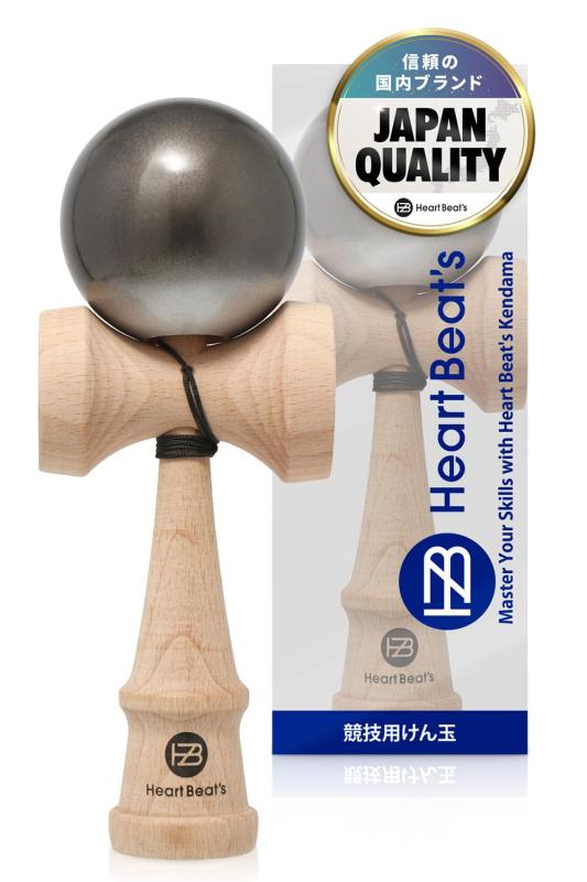 【モダンなメタリックカラー 競技用けん玉】 けん玉 剣玉 けんだま Kendama ミスティカルメタリック GM [Heart Beat’s]📕待望のメタリックカラーが新登場📕【技が決まる競技用けん玉】✅ Heart Beat's けん玉は、技の決まりやすさを追求した高品質な競技用けん玉です。初心者から競技志向者、幼児・小学生、子供からお年寄りまで幅広いレベルの方にお楽しみいただけます。基本技から応用技まで、多彩な技に挑戦できる設計です。✅高視認メタリックコートにより、メタリックの硬質な輝きで、玉の回転や傾きが見やすくなります。✅ツートンカラーにより球の動きや回転を目で追いやすく、技の成功率が高まります。✅大きな開口部により、けん先の挿入が容易になり、技の精度がさらに向上します。【輝き放つメタリックの美 ミスティカルメタリックけん玉】✅伝統的な民芸品・けん玉に、金属のような深みと艶をまとったメタリックカラーを融合。硬質な輝きがプレイ中の動きを際立たせ、技の精度アップをサポートします。✅選べる7カラー。7つの鮮やかなカラーバリエーションからお選びいただけます。どの色もスタイリッシュで、練習やプレイの時間をより一層楽しく演出します。あなたのプレイスタイルにマッチしたお気に入りのカラーを見つけてください。【初めてでも楽しめる学童けん玉】✅耐久性とバランスに優れ、初心者でも技が習得しやすいサイズの設計です。けん玉は子どもの運動能力の発達、集中力向上に役立つ玩具です。遊びながらお子様の成長をサポートします。【おうちで気軽にフィットネス】✅けん玉は指先や膝の運動が認知症予防やストレス解消に効果的で、認知機能や運動能力の向上が期待できる手軽なフィットネスとして注目されるアイテムです。 楽しみながらストレス解消と健康増進が図れ、心身のリフレッシュにも最適です。お子さまから大人まで、ご家族みんなで楽しめます。競技会やパフォーマンスなど、様々なシーンで活躍できる一品です。【信頼のジャパンクオリティ】✅企画・設計から品質管理まで、すべて日本品質。日本人スタッフの管理のもと、厳選した海外工場で生産し、国内検査工場で全数検査を実施。信頼の品質をお届けします。✅剣玉は老若男女問わず楽しめる日本の伝統文化の一つです。心地よい木製の感触と美しいデザインは、ギフト、プレゼントとしてもオススメです。今では海外の方にも「kendama」として人気のプレゼントです。✅生産国：中国，木材：ブナ，サイズ：全長18cm，付属品：替え糸