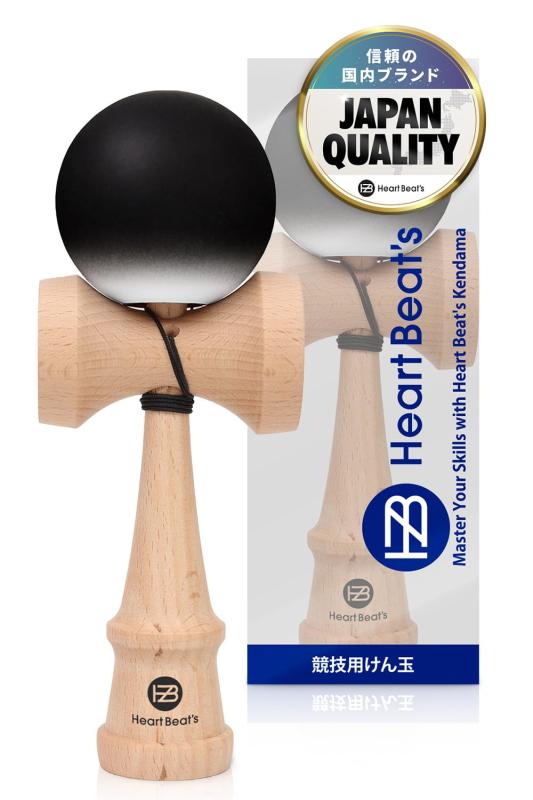 【モダンなソリッドカラー 競技用けん玉】 けん玉 剣玉 けんだま Kendama ミスティカルソリッド BK [Heart Beat’s]【技が決まる競技用けん玉】✅ Heart Beat's けん玉は、技の決まりやすさを追求した高品質な競技用けん玉です。初心者から競技志向者、幼児・小学生、子供からお年寄りまで幅広いレベルの方にお楽しみいただけます。基本技から応用技まで、多彩な技に挑戦できる設計です。✅特殊マットコーティングにより、グリップ力とクッション性が高まり、球が止まりやすくなります。✅ツートンカラーにより球の動きや回転を目で追いやすく、技の成功率が高まります。✅大きな開口部により、けん先の挿入が容易になり、技の精度がさらに向上します。【クラシックでモダンなミスティカルソリッドけん玉】✅クラシカルなソリッドカラーとホワイトカラーの組み合わせが際立つ、モダンでスタイリッシュなけん玉です。シンプルながらも鮮やかな色合いが視覚的なノイズを抑え、プレイヤーの集中力を引き出し、技の精度を高めます。✅選べる7カラー。7つの鮮やかなカラーバリエーションからお選びいただけます。どの色もスタイリッシュで、練習やプレイの時間をより一層楽しく演出します。あなたのプレイスタイルにマッチしたお気に入りのカラーを見つけてください。【初心者にも使いやすい学童けん玉】✅耐久性とバランスに優れ、初心者でも技が習得しやすいサイズの設計です。けん玉は子どもの運動能力の発達、集中力向上に役立つ玩具です。遊びながらお子様の成長をサポートします。【自宅で気軽にフィットネス】✅けん玉は指先や膝の運動が認知症予防やストレス解消に効果的で、認知機能や運動能力の向上が期待できる手軽なフィットネスとして注目されるアイテムです。 楽しみながらストレス解消と健康増進が図れ、心身のリフレッシュにも最適です。お子さまから大人まで、ご家族みんなで楽しめます。競技会やパフォーマンスなど、様々なシーンで活躍できる一品です。【信頼のジャパンクオリティ】✅日企画・設計から品質管理まで、すべて日本品質。日本人スタッフの管理のもと、厳選した海外工場で生産し、国内検査工場で全数検査を実施。信頼の品質をお届けします。✅剣玉は老若男女問わず楽しめる日本の伝統文化の一つです。心地よい木製の感触と美しいデザインは、ギフト、プレゼントとしてもオススメです。今では海外の方にも「kendama」として人気のプレゼントです。✅生産国：中国，木材：ブナ，サイズ：全長18cm，付属品：替え糸