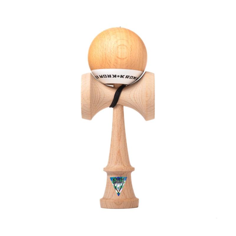 KROM Kendama けん玉 KROM POP クロム ポップ 16センチ ナチュラル材質:けんの材質:ブナ/玉の材質:ブナ付属品:替え糸、ビーズ、説明書サイズ:けん高さ:16cm/皿胴幅:7.2cm/大皿径:4.6cm/小皿径:4.2cm/中皿径:3.9cm対象年齢: ‎7歳以上