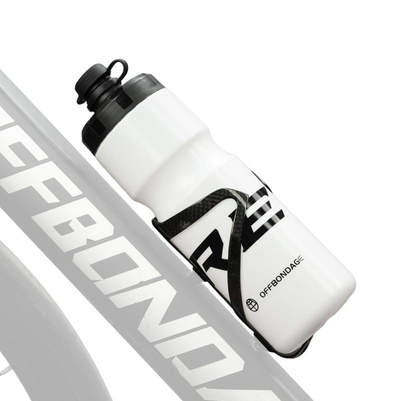 OFFBONDAGE サイクルボトル 自転車用 ドリンクボトル 710ml スクイズボトル 軽量65g ロードバイク MTB スポーツボトル ボトルケージ対応 防塵キャップ付き 漏れ防止 水筒 （ホワイト）【710ML大容量・素早く水分補給】約710MLの大容量設計で、ロングライドや通勤・通学、アウトドアにも最適。柔らかいボトルを軽く握るだけでスムーズに水分補給でき、走行中でも片手で簡単に飲めます。サイクリング時の補給効率を高めるスポーツボトルです。【PP5食品級素材・BPAフリー】ボトル本体には安全性に優れたPP5素材を採用。BPAフリーで有害物質を含まず、飲み物のニオイ移りもしにくいので安心してご使用いただけます。毎日のサイクリングやスポーツシーンでも快適に使える自転車用ウォーターボトルです。【漏れ防止設計・逆さでも安心】TPE製の飲み口を採用し、押し込み式の密封構造でしっかりロック可能。バッグに入れても漏れにくく、逆さにしても水漏れしにくい仕様です。ライド中だけでなく、ジムやアウトドアでも安心して持ち運べます。【握りやすい凹型デザイン】ボトル中央部分には握りやすい凹型形状を採用。手にしっかりフィットし、汗をかいた状態でも滑りにくく快適に使用できます。ライディング中の取り出しやすさにも配慮した、人間工学に基づくデザインです。【多くのボトルケージ対応】取り外し可能な防塵キャップ付きで、ホコリや砂の侵入を防ぎ、飲み口を清潔に保ちます。直径約7.3cmの標準サイズで、多くのロードバイク・MTB用ボトルケージに対応。しっかり固定でき、走行中も落ちにくい設計です。