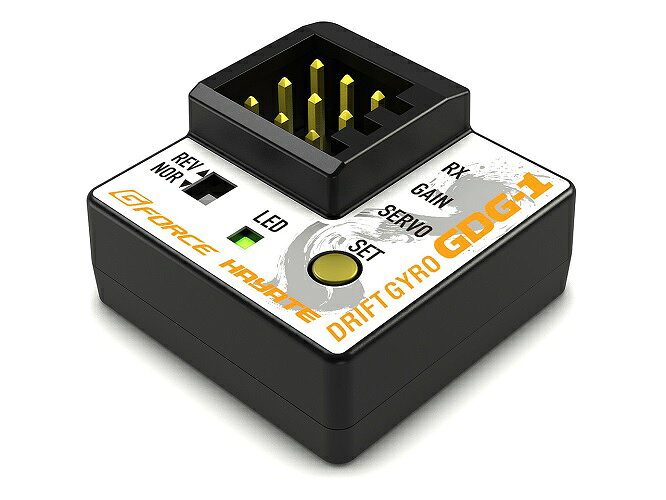 高周波MCU搭載！滑らかな制御と実走感を実現する新世代ドリフト専用ジャイロ。 3CH以上の送受信機を使用して、0〜100でジャイロ感度(ゲイン)を送信機からリモートで調整が可能。 Low/Standard/Highの3つのドライブモードを搭載。路面のトラクション状況や、走行シーンに合わせて選択できます。 最大舵角を設定することでサーボの負担を軽減。左右それぞれのサーボ動作範囲を設定できるエンドポイント設定機能を搭載。 搭載するシャーシを選ばない、サイズ21×21×11(mm)、重量3.6gの超小型軽量設計。 製品特徴 ● 高精度ジャイロセンサーを採用し、ドリフト走行を効果的にアシスト ● 送信機からジャイロ感度(ゲイン)の調整が可能なリモート感度調整機能※ ● 走行シーンに合わせて選択できる3つのドライブモードを搭載 ● 左右独立してサーボの動作範囲を設定できるエンドポイント設定機能 ● ジャイロリバース切り替え機能搭載 ● サイズ21×21mm、重量わずか3.6gの超小型軽量設計 ※3CH以上の送受信機が必要です 。 【　基本機能　】 対応電圧：4.0-8.4V 電流値：25mA 動作温度範囲：-10℃～45℃ サイズ：21×21×11（mm） 重量：3.6g（本体のみ） 掲載画像は、使用例です。 本製品に車体、送信機等は含まれません。 【ご予約商品をお求めの方へ】 ★発売日はメーカーにより発表された目安です。発売が遅れたり、大幅に延期になる場合もございます。 また、発売が中止になる事もございますので予めご了承願います。 ★ご予約商品は生産途中のため、外観、商品仕様、価格などが変更される場合がございます。