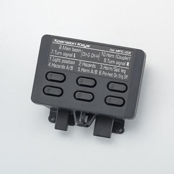 キーエクスパンションユニットEXP-801は、株式会社タミヤが販売している「トレーラーRC用マルチファンクションユニットMFC-02/03」に対応するMC-8用拡張ユニットです。 本ユニットのファンクションキーとMC-8のボタンを押すことで、ライトの点灯/消灯やサポートレッグの切り替えなど、MFC-02/03の多彩な機能をワンプッシュで操作することができます。 ※MFC-02、MFC-03は、株式会社タミヤの商品です。本製品に関しましては、タミヤ社のウェブサイトをご覧ください。 MC-8とは MC-8とは、RCカーの操縦は元より、工作セットの改造や自作マシンの操縦にお勧めのマルチコントローラーです。RCカーに使用する場合は、スティック操作により前進、ブレーキ、バックの操縦や、ステアリングを左右に切ることができます。軽量で持ち運びやすく、子どもでも無理なく操作できるサイズ感で、幅広い世代のドライバーに支持されています。トリムの設定やリバース機能など、RCカーで使用する最低限の機能を装備。シンプルかつ、拡張性の高い製品になっています。 MC-8とキーエクスパンションユニットEXP-801のセットもラインアップ！まだMC-8をお持ちでない方は、こちらのセットがお勧めです。 モードチェンジでMFC-02/MFC-03に両対応 ユニットのモードを切り替えることで、機能が異なるMFC-02、MFC-03の両製品に対応します。（工場出荷時：MFC-03モード） 見やすいファンクション一覧のシールがセットに付属します。操作するMFCの種類に合わせてユニットに張り付けてください。 MFC-02、MFC-03の多彩な機能と対応ボタン Function1〜10までの機能を使用することができます。MFC-02と03で使用できる機能が異なります。 対応ボタン 本ユニットの各ファンクションボタンと、MC-8の各ボタンを使用して機能を呼び出します。 【ご注意ください】 ※マシンに搭載するサーボによっては、ステアリングの動作方向をリバース設定にする必要がありますが、ステアリングをリバースにするとウィンカー操作の方向も逆になります。リバースに設定する場合は、ウィンカーランプの接続を入れ替えてください。詳細は、ユニット付属の取扱説明書をご一読ください。（リバース設定とは、ステアリングサーボが操縦とは逆に動作する機能です。サーボの搭載向きにより動作する方向が変わりますので、リバース設定が必要になる場合があります） セット内容 ユニット　×1 ファンクションステッカー（MFC-02用/MFC-03用）×各1 ※本セットにMC-8は付属していません。 【ご予約商品をお求めの方へ】 ★発売日はメーカーにより発表された目安です。発売が遅れたり、大幅に延期になる場合もございます。 また、発売が中止になる事もございますので予めご了承願います。 ★ご予約商品は生産途中のため、外観、商品仕様、価格などが変更される場合がございます。