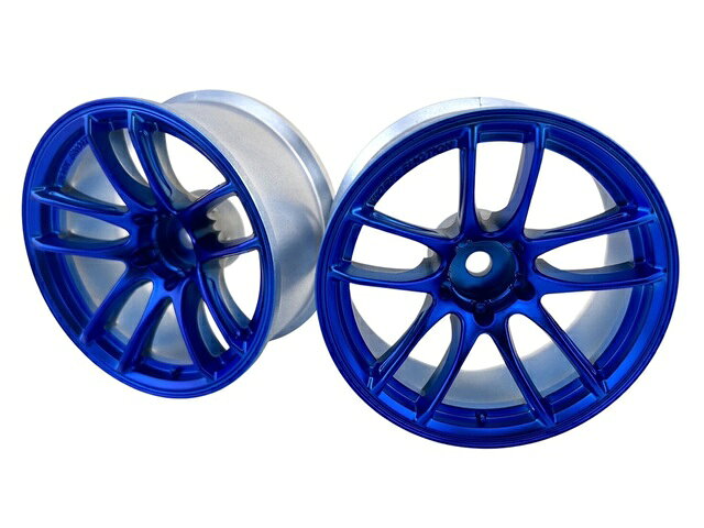 CR Kiwamiから、さらに進化を遂げたCR Shigoku。スポーク剛性を確保しながらの軽量化と視覚的なシャープ感！スポークサイドにはレース向けホイールと同じマシニング加工を再現し、死角のない軽量化を実現しています。鮮やかな発色の中に、深みと金属的な質感を併せ持つ、新色「コバルトブルー」が登場。光を受けることでブルーの濃淡が表情を変え、繊細なスポークラインと立体的な造形をより際立たせます。足元に鮮烈なアクセントを加えながらも、派手になりすぎない絶妙な存在感。※ホイール幅：26.0mm