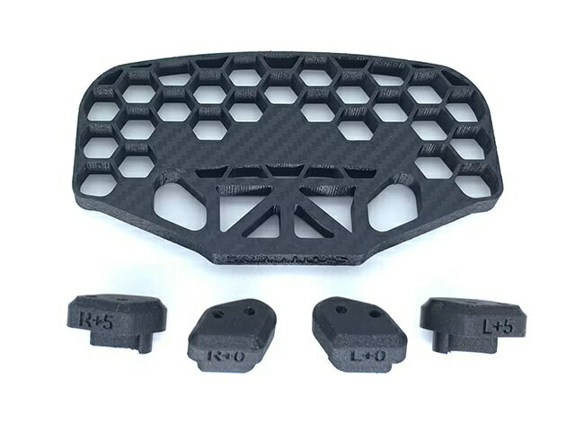 素材はゴムのような柔軟性とプラスチックの硬さを併せ持つ、高機能な熱可塑性エラストマーです。ハニカム形状で耐衝撃性に優れています。 片面をカーボン柄プリントとしてルックスUP。 別部品を使用すればバンパー位置を5mm前に出すことができます。 STD-210PはスタンダードサイズSP.1019とほぼ同形状、STD-210LPはポルシェ向け等ラージサイズOP.1819とほぼ同形状です。 厚み8mm 適応シャーシ タミヤ：TT-02シャーシ