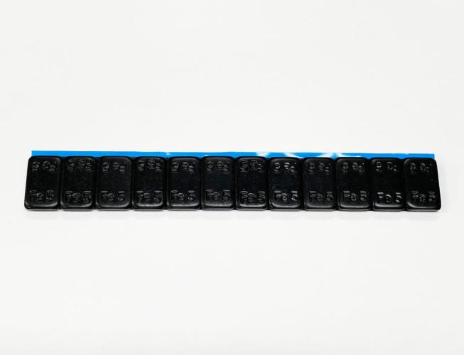 5g毎に分かれたブロックタイプのため、車体の重量バランスが調整できます。 貼った箇所が目立たないブラック色。両面テープ付き。 【5g×12個入】