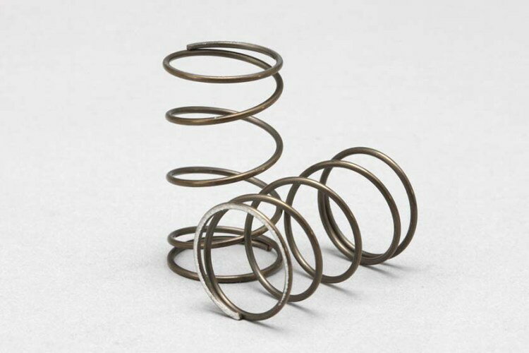 チームヨコモがプロデュースしたRWDドリフト用新型スプリング。走行する路面や走りのイメージなど、使用用途の明確化によりセッティングが容易になります。あえて表面塗装をしないことでスプリングとしての機能を高め、素材が持つ特性を最大限に発揮する仕様になっています。 リヤ用のフォワードタイプはスロットル操作に対しての反応が良く、マシンをぐいぐいと前に押し出す様な加速感が魅力的。高い運動性能を引き出して、ダイナミックなドリフト走行を演出します。立ち上がり加速がキーポイントとなるようなコンペティションレイアウトでは、フォワードタイプの加速感がアドバンテージを築きます。ソフトはPタイルやカラーコンクリート路面に適合します。