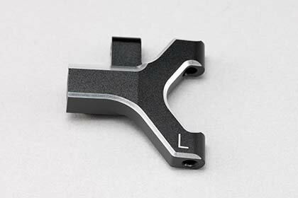 YD-2/YD-4シリーズにお使い頂けるアルミ製のフロントロアAアーム（左側のみ）です。樹脂製のショートアームよりもさらにアーム長を短くし、ホイールとの干渉を無くすことでさらに切れ角がアップし、より深いドリフトアングルでの走行が可能になります。また、重量の増加によるフロントの接地感の向上、剛性アップによるステアリングレスポンスの向上などにも効果があります。べベルエッジ処理を施したアルミ製で、高級感のある仕上がりです。 ※YD-4シリーズにご使用の場合は別途フロントAアームコンバージョン(Y4-AAC ●4,200)が必要となります。