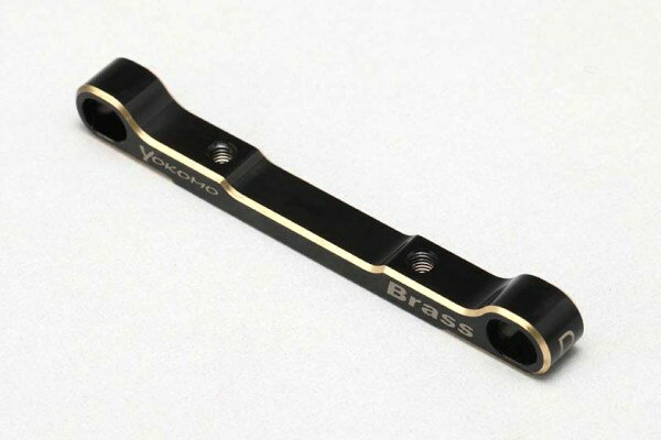 YD-2シリーズのリヤサスマウントです。素材に真鍮を採用し、重量を増やすことでリヤ荷重を増やします。加速トラクションが向上しますが、低重心化の促進で運動性能を損なわず、特にコーナー出口などで素早い立ち上がりが可能になります。主にリヤ前側に使われるDサイズで、サスピン間の距離は57.2mm〜60.4mmに設定が可能です。アルミ製に比べて約10.6g重い15.4gとなっています。