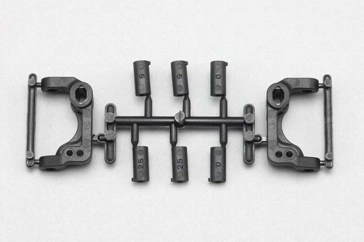 YZ-2DTM3/CAL3用のステアリングハブキャリアです。 やや硬めの樹脂を使用してレスポンスを向上させています。 Φ3mmのサスピンに対応したブッシュは、入れ替えることによりロールセンターを調整可能です。