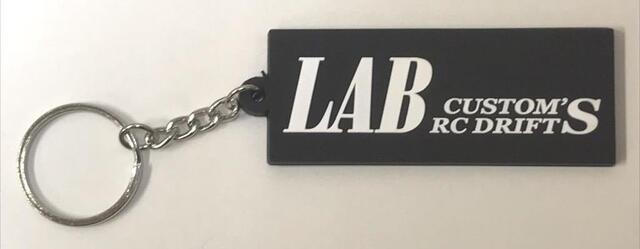 在庫の有りの表示でも、お取り寄せになる場合がございます。メーカー欠品や生産終了等で入荷出来ない場合は、改めて弊社より連絡させて頂きます。また、ご注文をキャンセルとさせて頂く場合があります。予めご了承ください。【パッケージ等の破損について】パッケージは物流時に内容物を保護するためのものです。内容物に支障のないレベルのパッケージの汚れや破損等は、返品及び交換の対象外とさせていただいております。　ネコポスについて（補償や注意事項)　　　　　必ずお読みください！ ※ 配送方法で ネコポス を選ばないと宅配便（税込540円）での配送となりますのでご注意ください。LABオリジナルのお洒落アイテムです。 プロポやラジコンバック等のアクセサリーとしてもおすすめです。