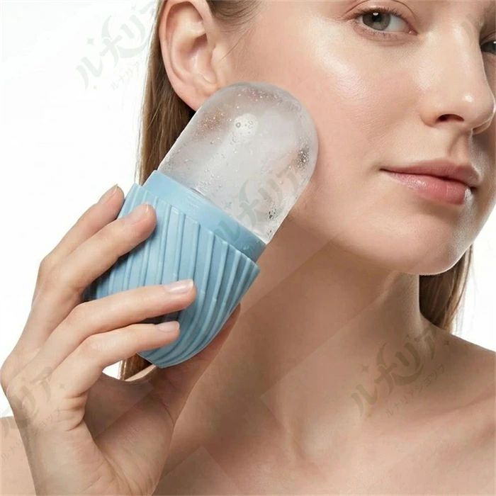 【商品説明】 ■ 冷やして毛穴を引き締め、透明感のある肌へ 洗顔後やスキンケア前に、冷たいアイスパックでお肌を冷やすだけ。 高品質のシリコン：これは、奇妙な匂いのないシリコンアイスサック（氷）です。冷却食品に水または血清を入れ、顔にマッサージします。また、にきびなどの赤みや炎症を軽減することもできます。これは、アイスマッサージで毛穴を締めるのにも役立ちます。 体冷却を緩和する：この多機能アイスローラーは、冷却と腫れを減らすのに理想的な選択肢です。目、顔、首の理想的な選択。さらに、リラックスしたマッサージツールとして使用できます。 Face Ice Rollerは、肌をリフレッシュしてリフレッシュする最良の方法です。頭を取り除いて洗うことができるので、清掃して衛生的になりやすくなります。さらに、レモネード、緑茶、キュウリ水、ココナッツミルクを追加して、水の組み合わせをさらに強化できます。 長期的で再利用：フェイスアイスローラーの設計には、高温や低温に耐えることができ、優れた耐久性と弾力性を備えたシリコン材料が再利用されています。変形について心配しないでください、冷却効果は長い間続きます！ 持ち運びが簡単：フェイシャルアイス型は軽量で、肌を滑らせ、鎮静的でさわやかな効果を提供します。小さく、簡単にマスターすると、どこにでも持ち運ぶことができます。 注：オープンウォーター。氷の上部には、水を簡単に注ぐことができる水があります。底は立つように設計されており、冷蔵庫に入れるのに便利です。冷蔵庫を取り出した場合、アイスバッグを使用する場合は、すぐにアイスバッグの蓋を取り外すことはできませんが、残り数分後に簡単に取り外すことができます。 【仕様】 ・サイズ：約10.5cm × 直径5.5cm ・重さ：約65g ・素材：食品グレードシリコン ・カラー：ブルー（その他カラー展開あり） ・対応：冷凍庫使用可能、水洗い可能